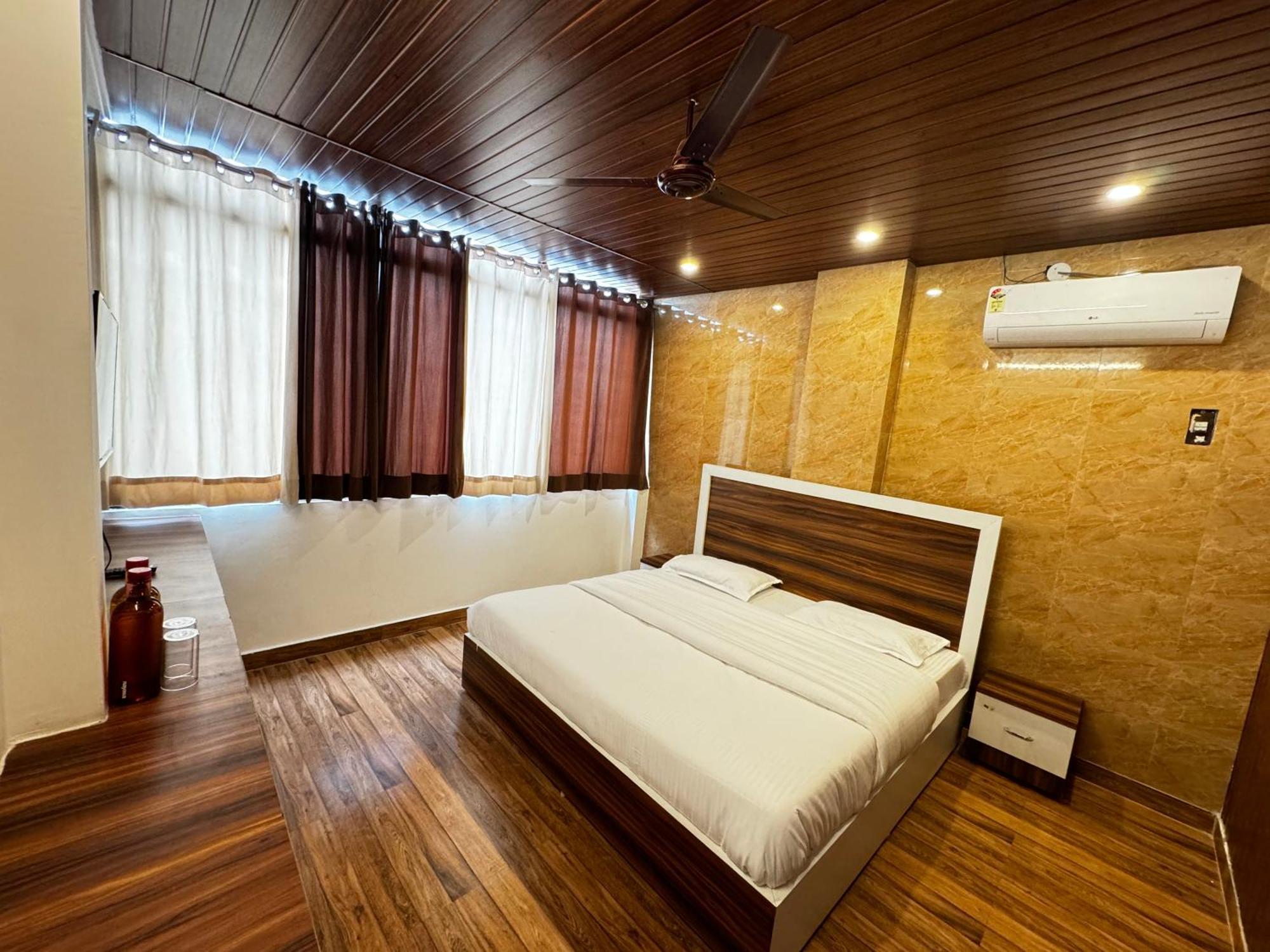 Hotel Walk Inn Faridábád Kültér fotó