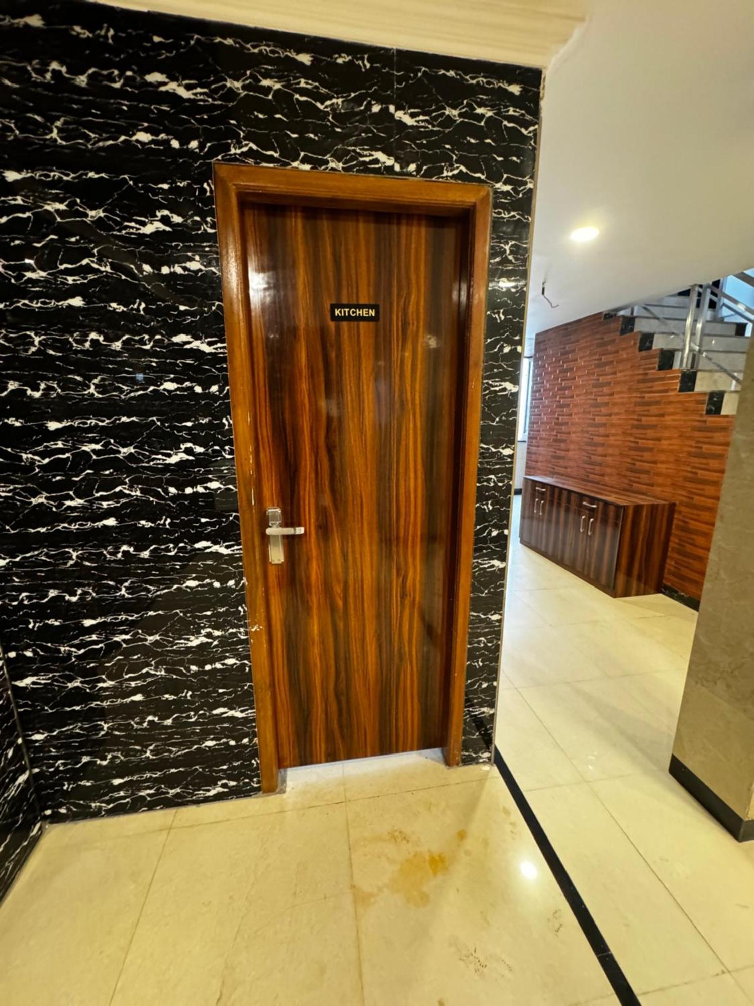 Hotel Walk Inn Faridábád Kültér fotó
